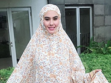 Pulang ke Indonesia dengan Pria Bergamis, Kartika Putri Sudah Isyaratkan Pernikahan Sebelumnya?