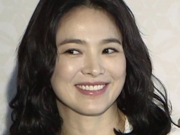 Tampil Elegan Hadiri Acara Kosmetik, Cantiknya Song Hye Kyo Bikin Netter Kagum