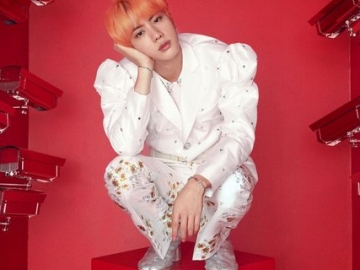 Bukan Hukuman, Inilah Alasan Jin BTS Pakai Kostum Mencolok Saat Tiba di 'Music Bank'