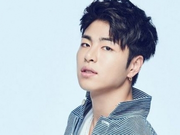 iKON Telah Tiba di Jakarta, Junhoe Sapa Fans Lewat Selca Kocak Ini