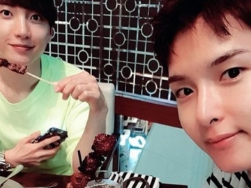 Jalan-Jalan Hingga Makan Sate, Leeteuk Pamer Foto-Foto Saat Hangout Bareng Ryeowook di Mall Jakarta