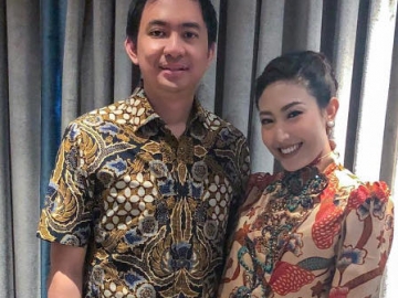 Romantis, Ini Kado Regi Datau untuk Ayu Dewi