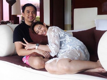 Suami Sakit, Ayu Dewi Malah Pose Bak Artis Muda