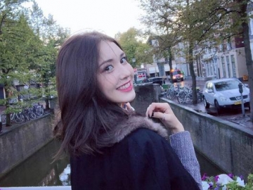 Perdana Usai Dikonfirmasi Gabung The Black Label, Somi Unggah Foto Ceria Liburan di Belanda
