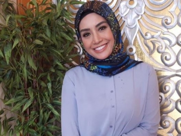 Batal Dinikahi Anggota DPRD Sidrap, Shinta Bachir Lepas Hijab Lagi?