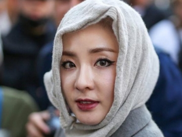 Unik Bak Pakai Hijab di Paris Fashion Week, Penampilan Dara Tuai Cibiran Netter