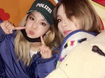 Bertemu di Paris, Sandara Park & CL Tampil Imut di Foto Selfie Terbaru