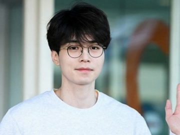 Tampil Ganteng Bergaya Bak Anak Muda di Bandara, Lee Dong Wook Malah Tuai Cibiran