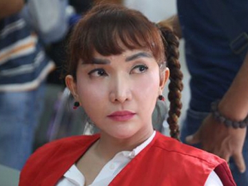Nangis Dituntut 5 Tahun Penjara, Roro Fitria Sampai Pingsan di Kaki Sang Ibu