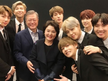 Perform di Konser Persahabatan Korea-Prancis, Cerianya BTS Pose Bareng Presiden Korsel & Istrinya