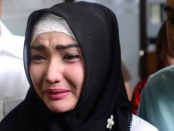 Kenakan Hijab Hitam di Persidangan, Roro Fitria Kenang Kebersamaan dengan Mendiang Ibu