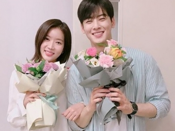 Lim Soo Hyang-Cha Eun Woo Ceria Sapa Fans Saat Berangkat Liburan ke Cebu Bareng Kru 'Gangnam Beauty'