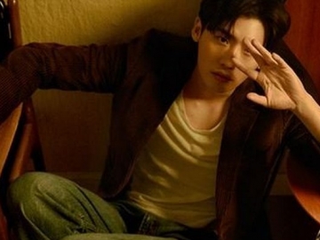 Ganteng Maksimal di Pemotretan Terbaru, Lee Jong Suk Bahas Soal Drama Barunya Bareng Lee Na Young