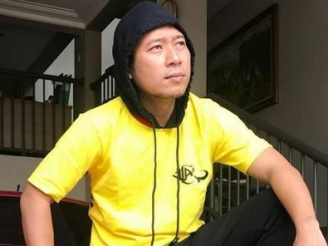 Sempat Pindah-Pindah Kontrakan Pakai Gerobak Sampah, Kini Denny Cagur Punya Rumah Bak Istana