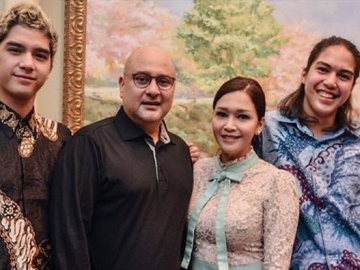 Unggah Foto Dengan Gaun Pengantin Bersama Irwan Mussry, Maia Estianty: My Hubby