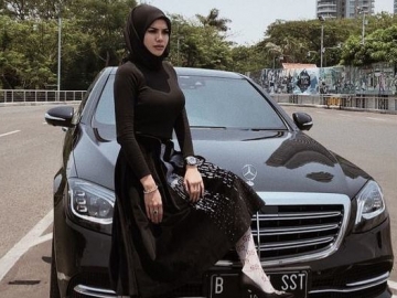 Nikita Mirzani Tulis Pesan Misteri Ini, Netter Pro Kontra Hingga Sebut Kode Lepas Hijab