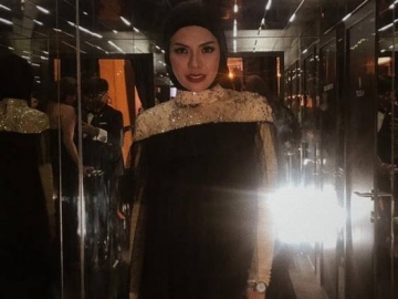 Diprediksi Bakal Lepas Hijab, Potret Nikita Mirzani Bareng Para Artis Ini Banjir Pujian