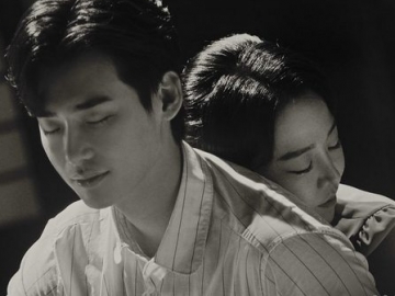 Ditampilkan Hitam dan Putih, Shin Hye Sun Peluk Mesra Lee Jong Suk dalam Poster Drama ‘Death Song'