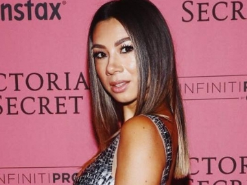 Bagikan Foto Bareng Model Termahal Di Victoria's Secret, Jennifer Bachdim Sukses Bikin Netter Iri