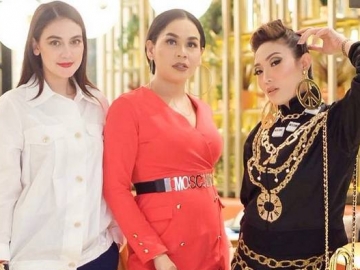 Ayu Dewi Melotot Ala Mendiang Suzanna Bareng Geng Mentri Ceria, Netter Malah Ngakak