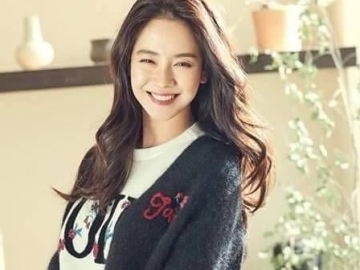 Song Ji Hyo Lucu Memakai Kepala Boneka Kelinci, Netter Kagumi Kecantikannya yang Awet Muda
