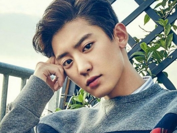 Tampil Dibalut Busana Kasual, Intip Cerianya Chanyeol EXO Saat Hadiri Acara Ini