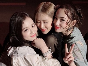 Rose & Jisoo Ceria Foto Bareng Kiko Mizuhara di Acara Fashion Show, Netter Protes