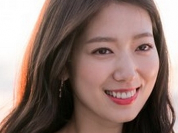 Promosi ‘Memories of Alhambra’, Netter Kagumi Park Shin Hye yang Anggun dan Cantik Bermain Gitar