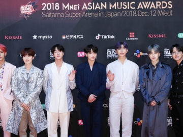 Cantik dan Tampan, Twice Hingga BTS Tampil Keren di Red Carpet MAMA 2018 di Jepang