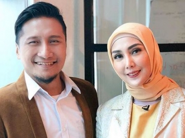 Arie Untung Tuai Kontroversi Soal Postingan '812' Malaysia, Ini Kata Fenita 