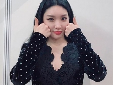 Tampil Serba Hitam Saat Hadiri KPMA 2018, Gaya Rambut Chungha Jadi Sorotan