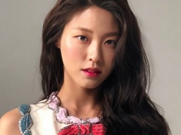 Tampil Anggun Jadi MC di KBS Entertainment Awards 2018, Penampilan Seolhyun Buat Netter Pangling