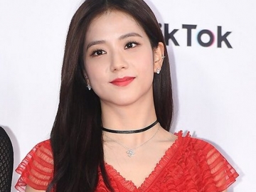 Cantik nan Energik Saat Tampil di SBS Gayo Daejeon, Visual Jisoo Black Pink Buat Netter Terkesima