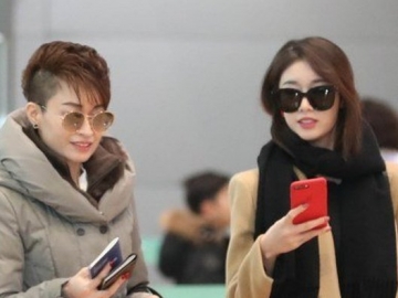 Bergaya Nyentrik di Bandara, Ibu Jiyeon Dibilang Mirip Eunhyuk SuJu