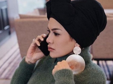  Buat Kehebohan Gara-Gara Foto Tanpa Hijab, Nikita Mirzani: Gapake Baju Didonwload