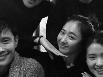 Kejutkan Fans, Lee Byung Hun Pamer Reuni ‘Mr Sunshine’ Bersama Kim Tae Ri dan Yoo Yeon Seok cs