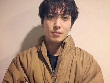 Jung Yong Hwa CN Blue Sapa Fans Lewat Selfie Ganteng Terbaru, Netter Soroti Rambutnya