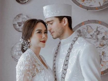 Pamer Buku Nikah, Aura Kasih Tulis Kalimat Romantis untuk Eryck Amaral