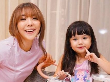 Gisella Anastasia Asyik Main Bom-Bom Car, Gempi: Mama Nyetir yang Bagus Enggak Bisa ya