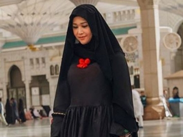 Unggah Foto Saat Umroh, Penampilan Syar'i Maia Estianty Tuai Pujian