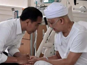 Intip Kondisi Ustad Arifin Ilham Saat Dijenguk Jokowi, Netter Malah Ributkan Hal Ini