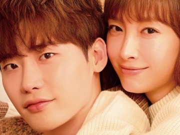 Drama Baru tvN, Lee Na Young Peluk Mesra Lee Jong Suk di Poster ‘Romance is A Bonus Book’