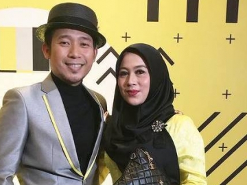 Denny Cagur Beri Kejutan Sederhana di Hari Ultah Sang Istri, Netter Malah Salfok dengan Kertas Ini