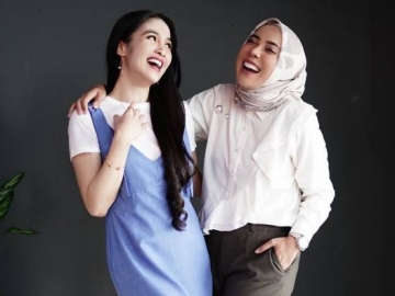 Fitri Tropica Unggah Foto Bareng Sandra Dewi dengan Caption Ini, Netter Serbu Komentar Kocak