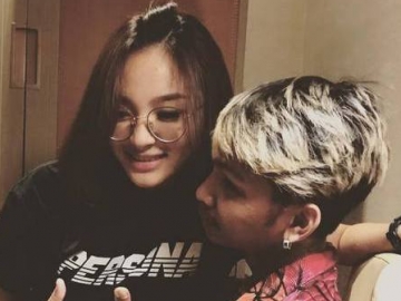 Young Lex Mengapit Kepala Sang Kekasih di Antara Dua Kakinya, Netter: Bau Ompol Enggak?