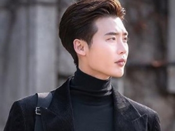 Drama Baru, Tampannya Lee Jong Suk di Foto Proses Syuting ‘Romance is A Bonus Book’