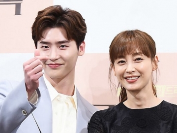 Muncul di Preskon Drama Setelah 9 Tahun, Lee Na Young Tak Mengerti Pose 'Finger Heart'