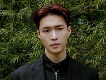 Usai Hadiri Grammy Awards 2019, Lay EXO Santai Sambil Makan   Hotdog