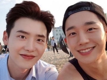 Lee Jong Suk Bahagia Pamer Kejutan dari Jung Hae In dan Yoon Kyun Sang di Lokasi Syuting