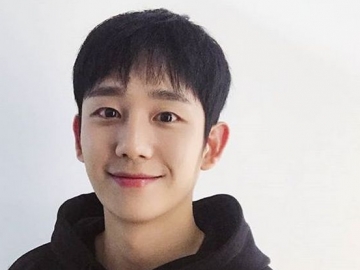 Pamer Senyum Manis dan Bahu Berotot, Jung Hae In Sukses Bikin Fans Meleleh